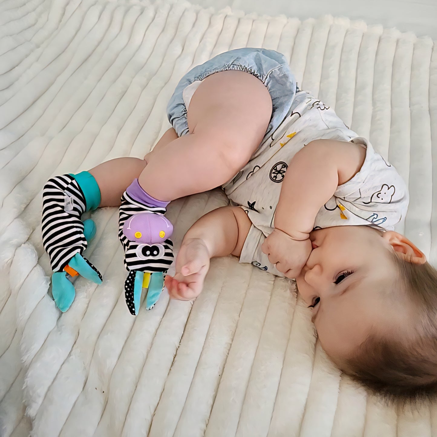 Calcetín Sensorial con Sonajero + Muñequeras (0-12m)