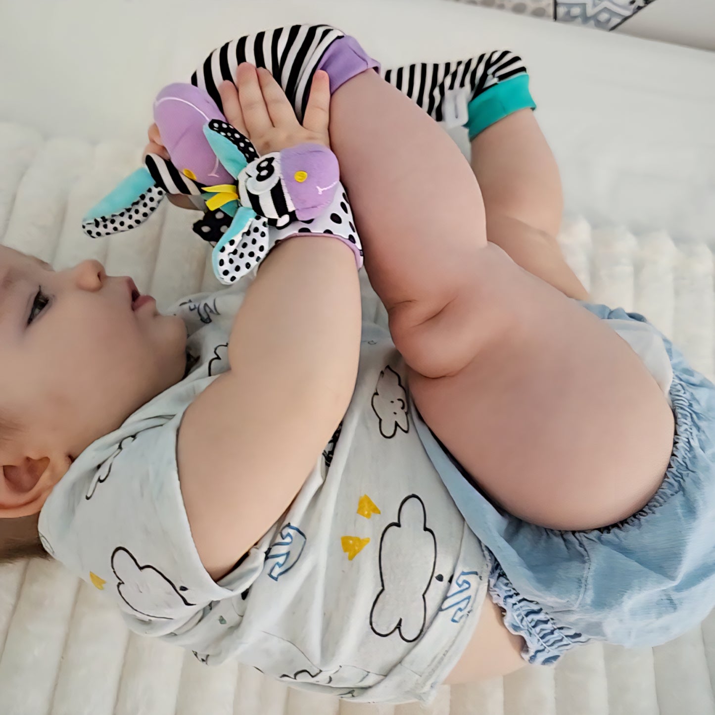 Calcetín Sensorial con Sonajero + Muñequeras (0-12m)