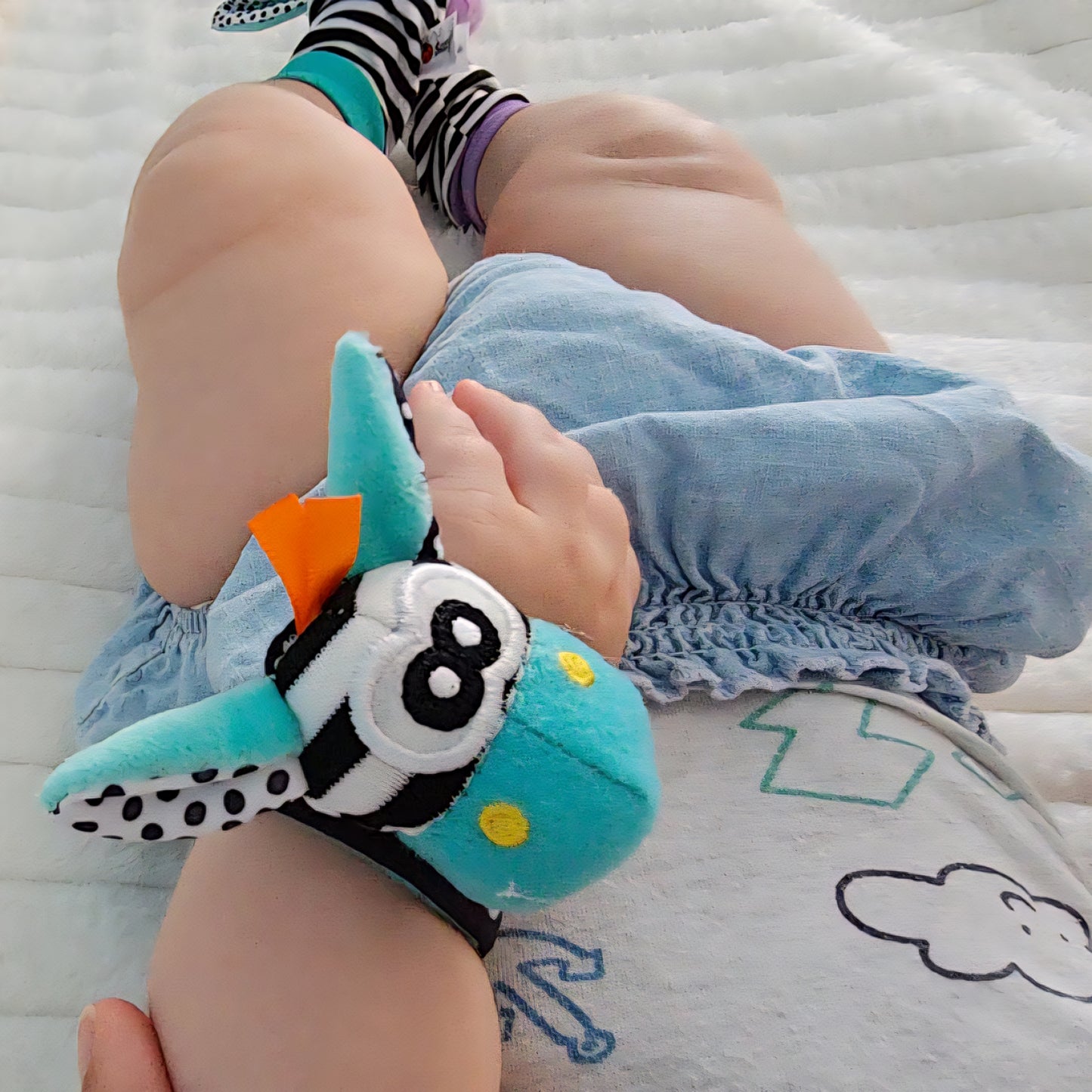 Calcetín Sensorial con Sonajero + Muñequeras (0-12m)